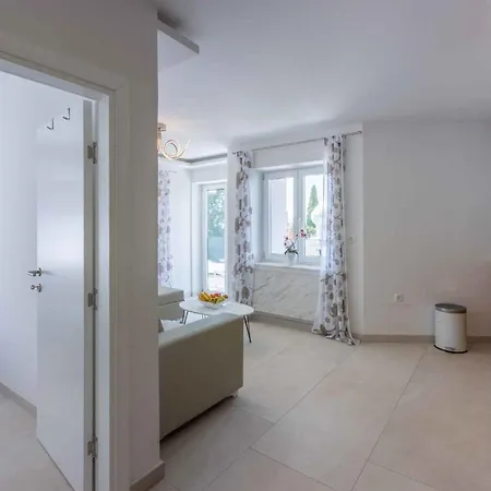 In 42446 Apartment *